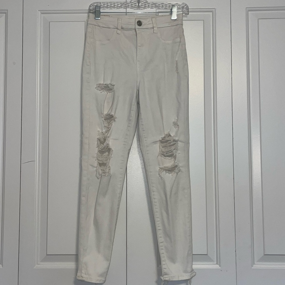 AMERICAN EAGLE™ WHITE RIPPED JEANS *SHORT*